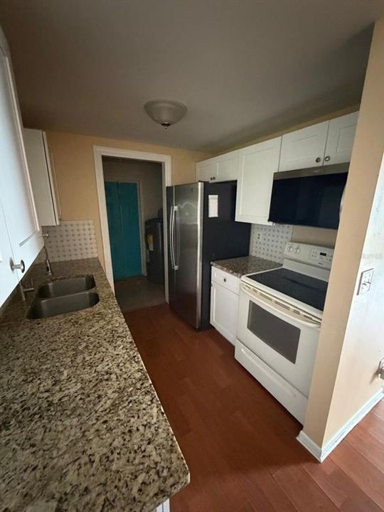 For Sale: $230,000 (2 beds, 1 baths, 880 Square Feet)