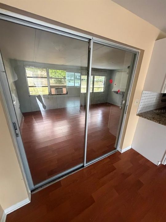 For Sale: $230,000 (2 beds, 1 baths, 880 Square Feet)