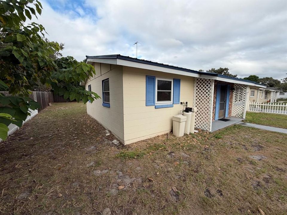 For Sale: $230,000 (2 beds, 1 baths, 880 Square Feet)