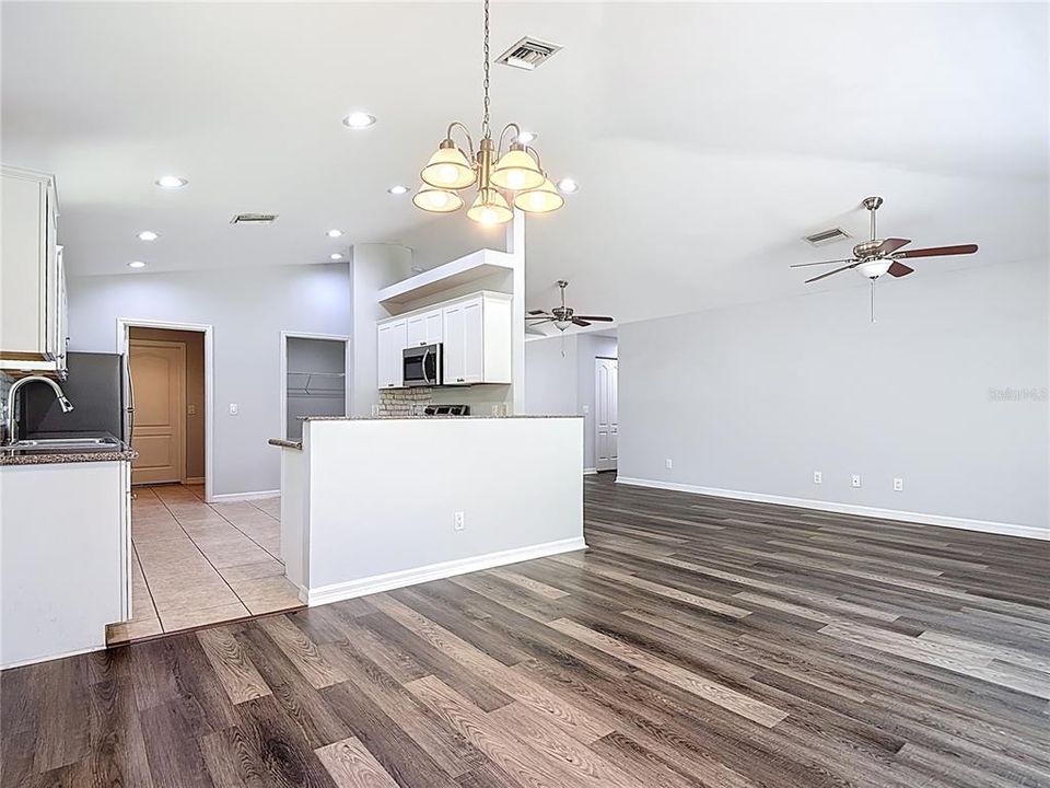 На продажу: $320,000 (3 спален, 2 ванн, 1751 Квадратных фут)