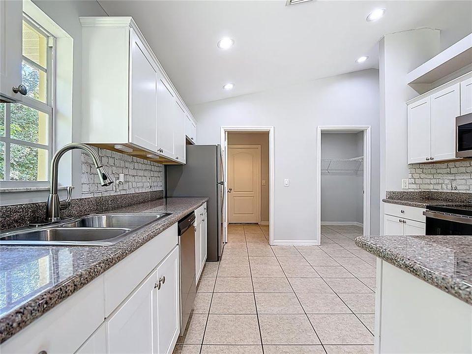 На продажу: $320,000 (3 спален, 2 ванн, 1751 Квадратных фут)