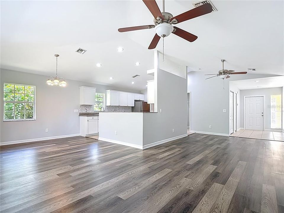 На продажу: $320,000 (3 спален, 2 ванн, 1751 Квадратных фут)