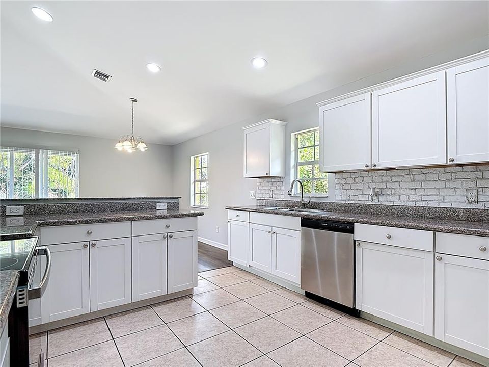 На продажу: $320,000 (3 спален, 2 ванн, 1751 Квадратных фут)