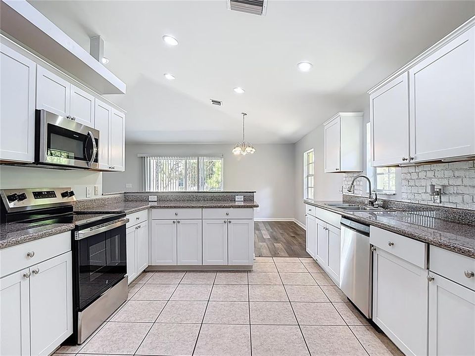 На продажу: $320,000 (3 спален, 2 ванн, 1751 Квадратных фут)