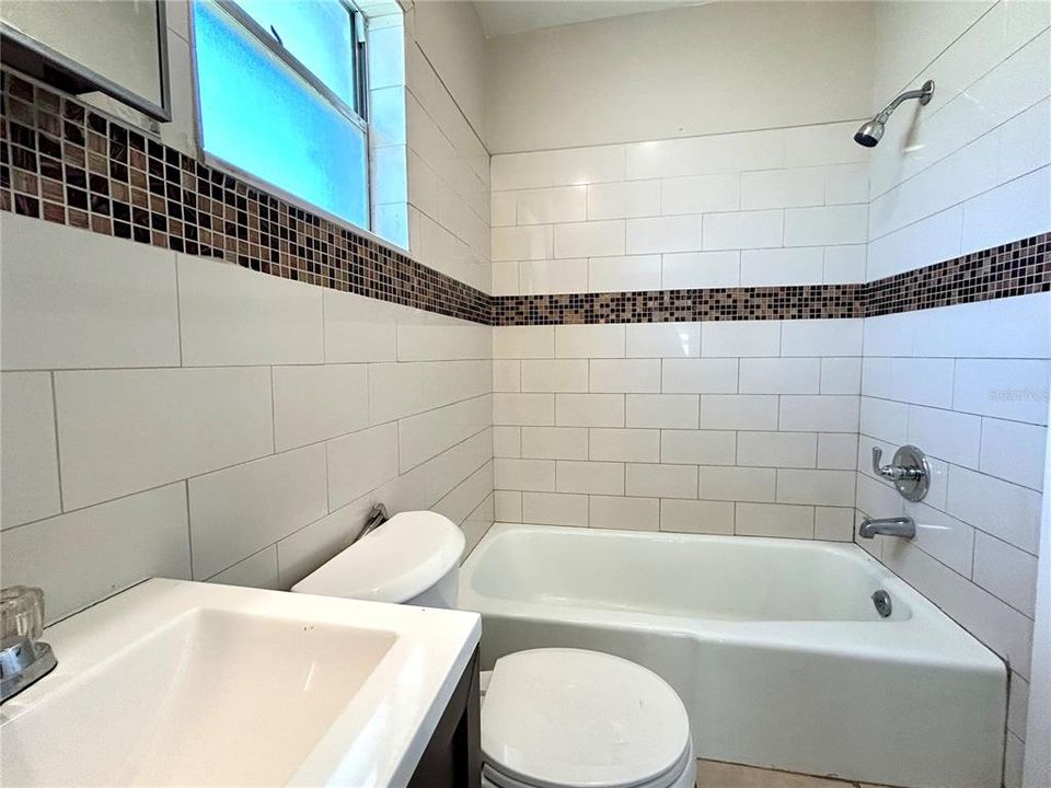 For Rent: $1,175 (1 beds, 1 baths, 700 Square Feet)