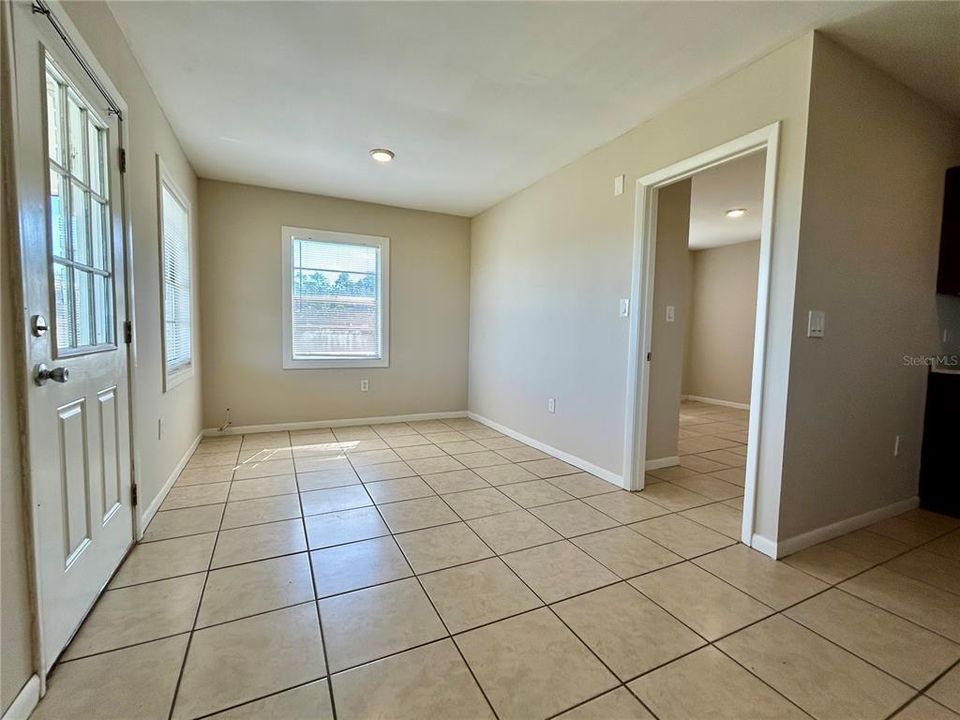 For Rent: $1,175 (1 beds, 1 baths, 700 Square Feet)