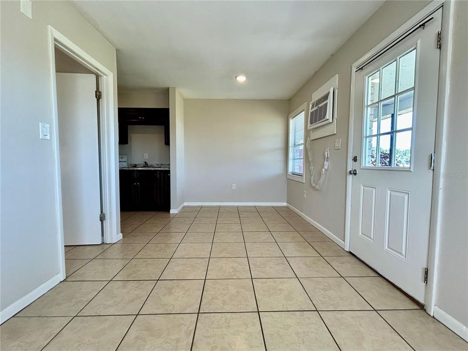 For Rent: $1,175 (1 beds, 1 baths, 700 Square Feet)