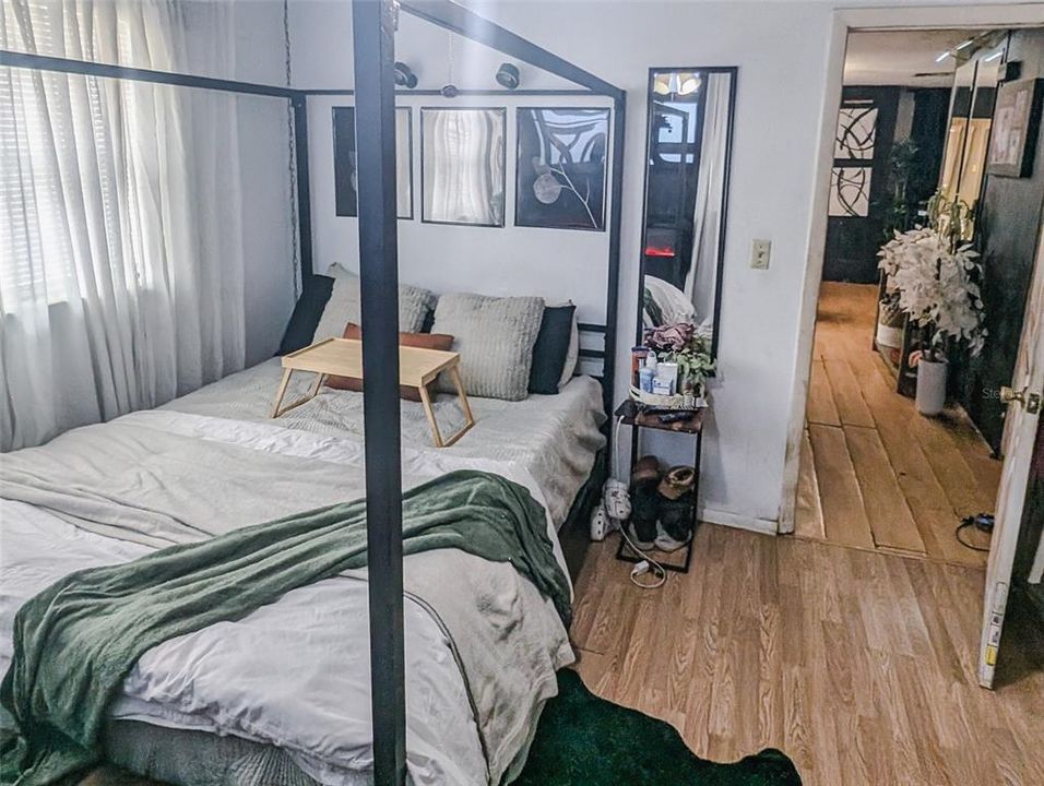 合同活跃: $219,000 (3 贝兹, 1 浴室, 1099 平方英尺)