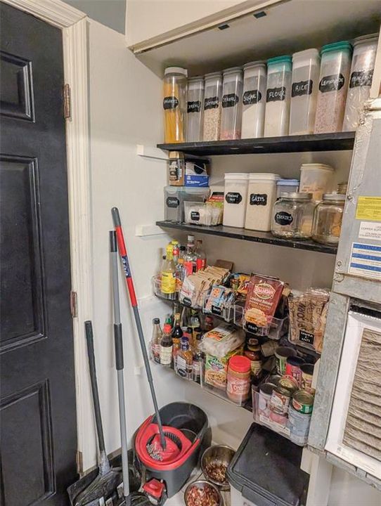 合同活跃: $219,000 (3 贝兹, 1 浴室, 1099 平方英尺)