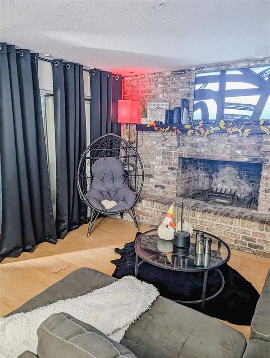 合同活跃: $219,000 (3 贝兹, 1 浴室, 1099 平方英尺)