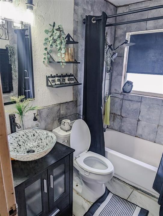 合同活跃: $219,000 (3 贝兹, 1 浴室, 1099 平方英尺)