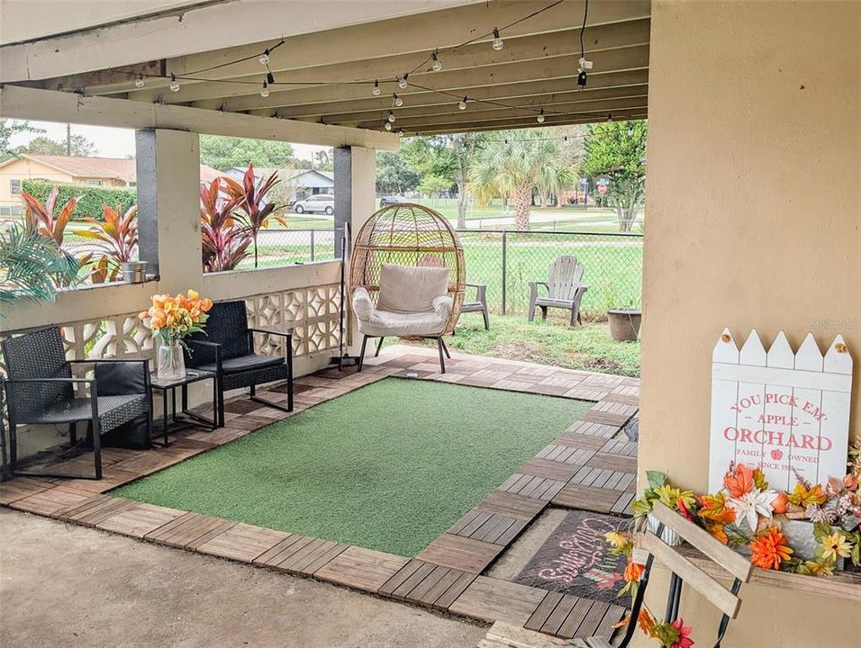 合同活跃: $219,000 (3 贝兹, 1 浴室, 1099 平方英尺)