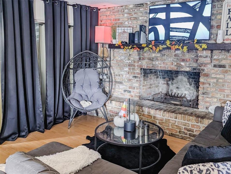 合同活跃: $219,000 (3 贝兹, 1 浴室, 1099 平方英尺)