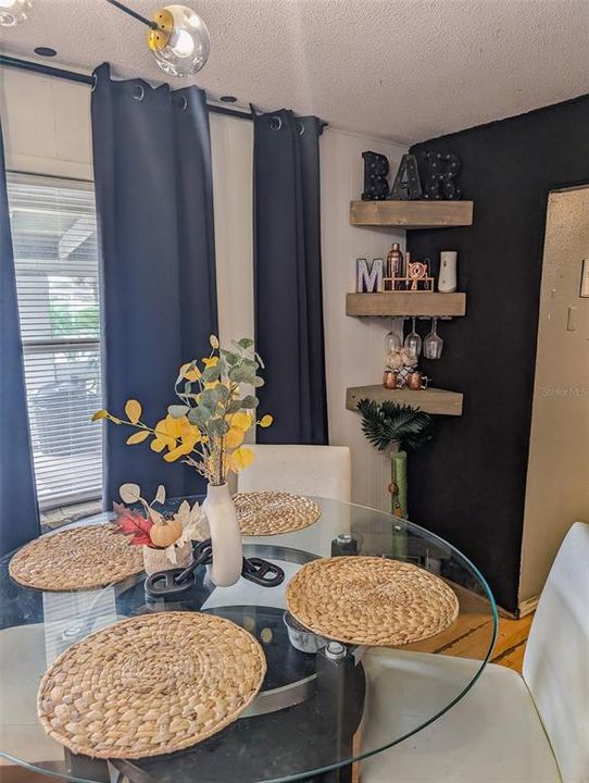 合同活跃: $219,000 (3 贝兹, 1 浴室, 1099 平方英尺)