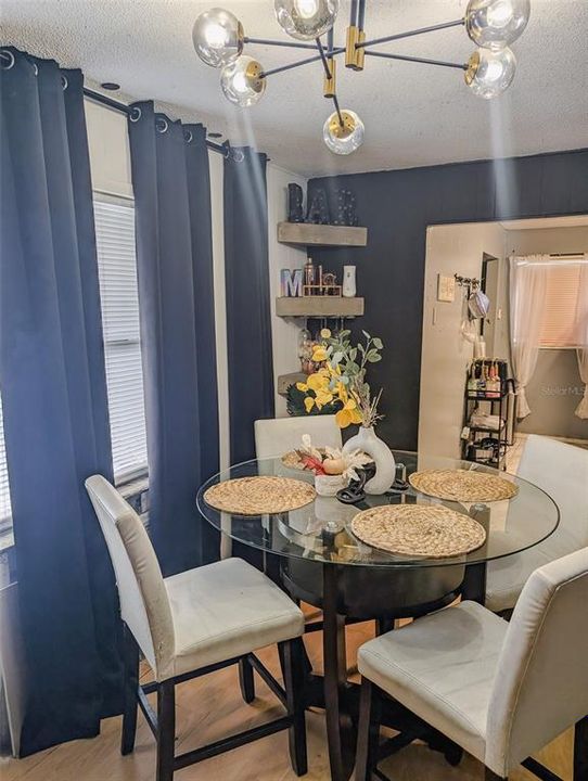 合同活跃: $219,000 (3 贝兹, 1 浴室, 1099 平方英尺)