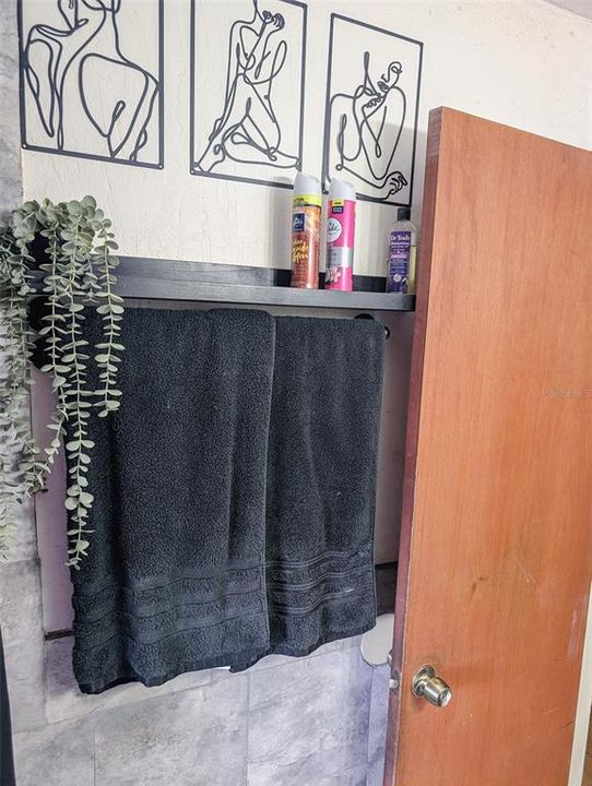 合同活跃: $219,000 (3 贝兹, 1 浴室, 1099 平方英尺)