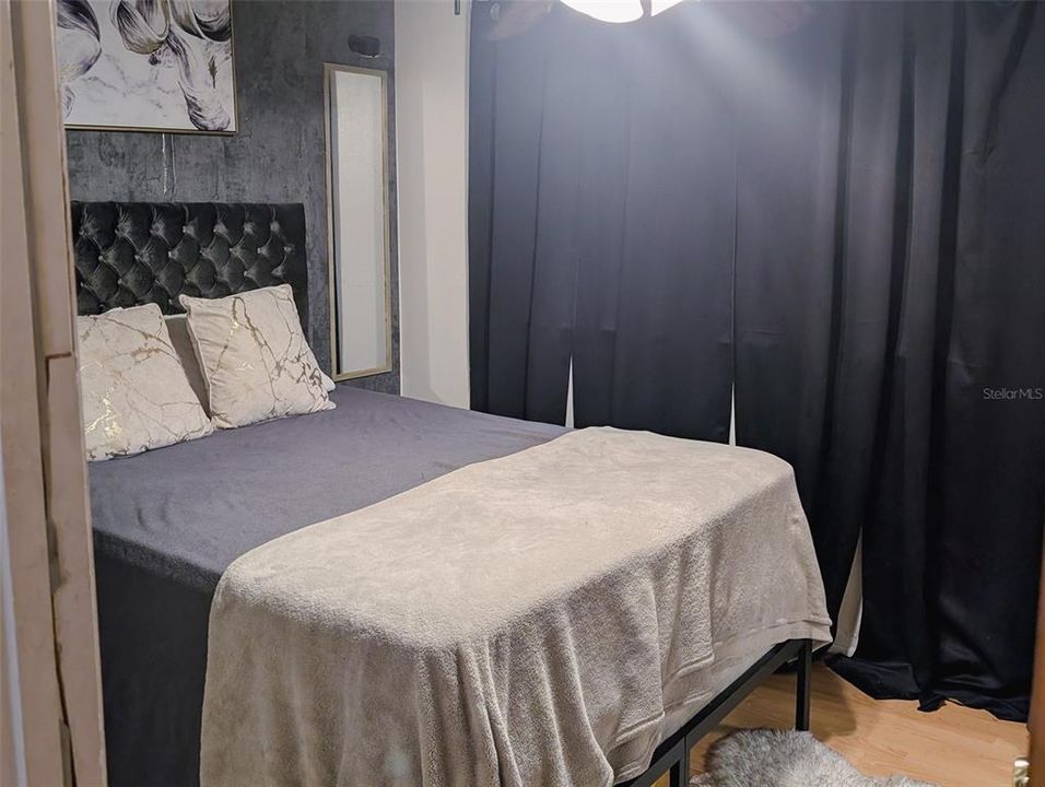 合同活跃: $219,000 (3 贝兹, 1 浴室, 1099 平方英尺)