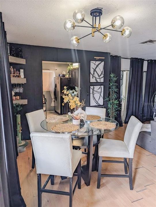 合同活跃: $219,000 (3 贝兹, 1 浴室, 1099 平方英尺)