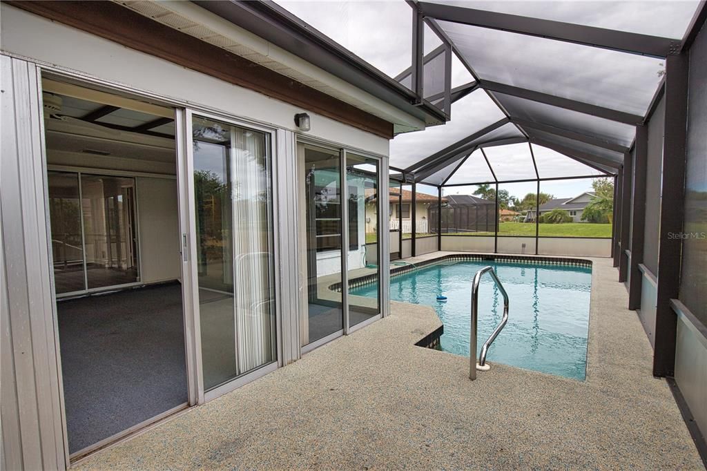 For Sale: $299,990 (2 beds, 2 baths, 1217 Square Feet)