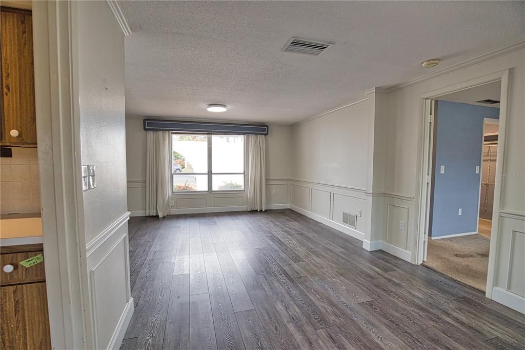 For Sale: $299,990 (2 beds, 2 baths, 1217 Square Feet)