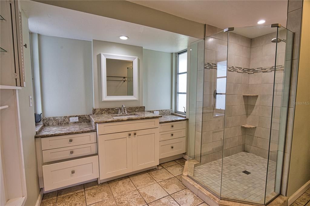 For Sale: $299,990 (2 beds, 2 baths, 1217 Square Feet)