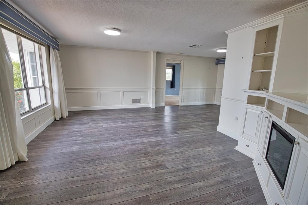 For Sale: $299,990 (2 beds, 2 baths, 1217 Square Feet)