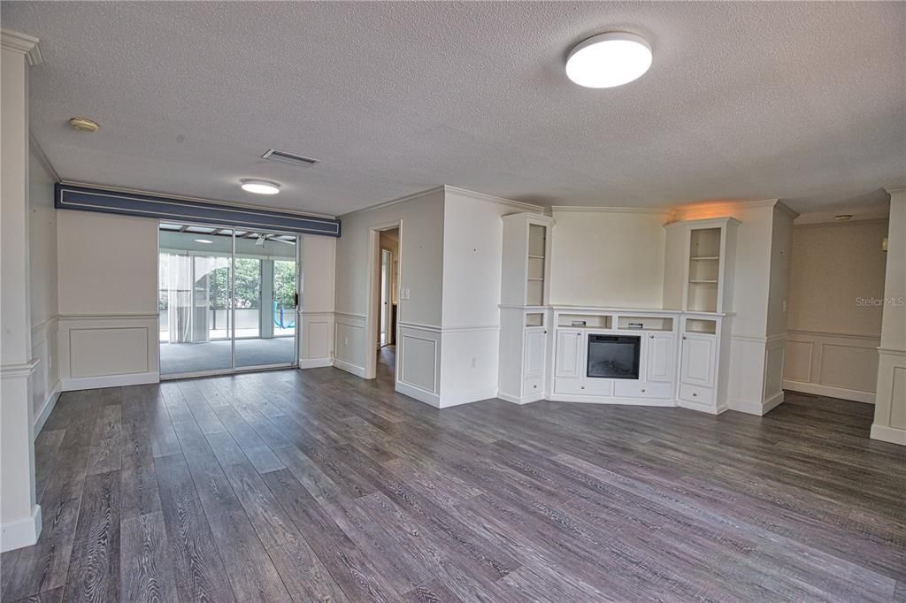 For Sale: $299,990 (2 beds, 2 baths, 1217 Square Feet)