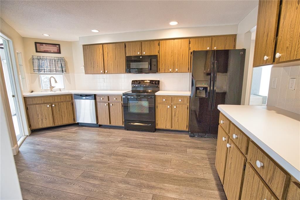 For Sale: $299,990 (2 beds, 2 baths, 1217 Square Feet)