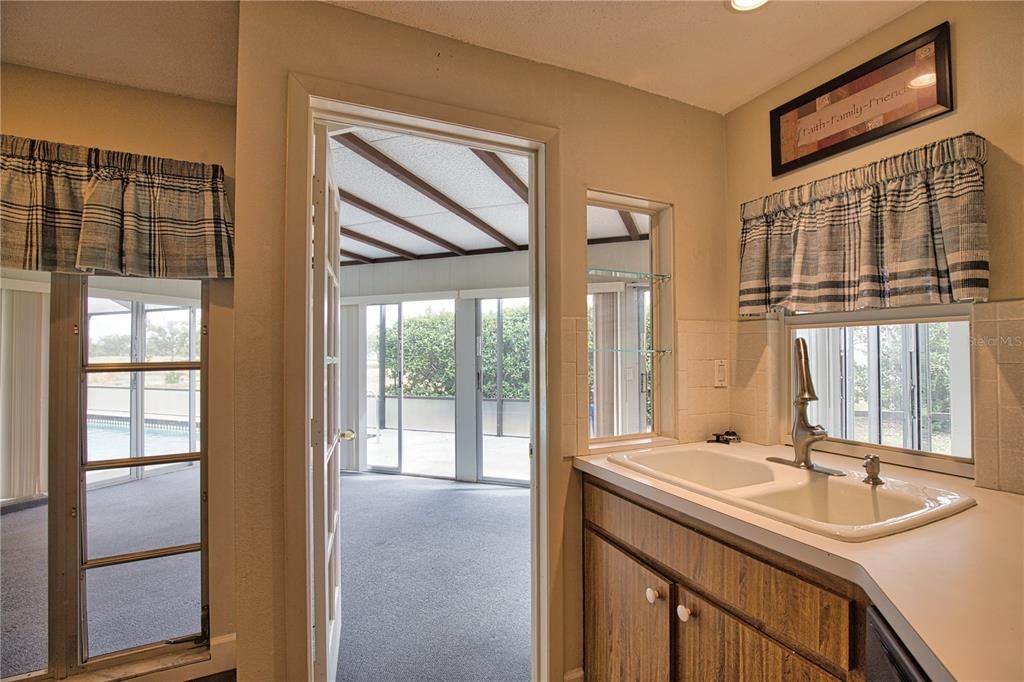 For Sale: $299,990 (2 beds, 2 baths, 1217 Square Feet)