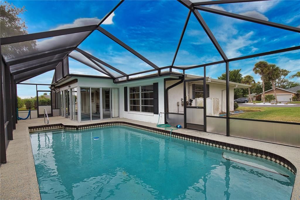 For Sale: $299,990 (2 beds, 2 baths, 1217 Square Feet)