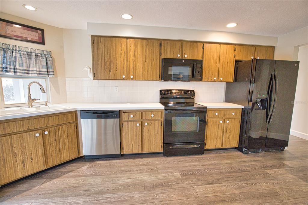 For Sale: $299,990 (2 beds, 2 baths, 1217 Square Feet)