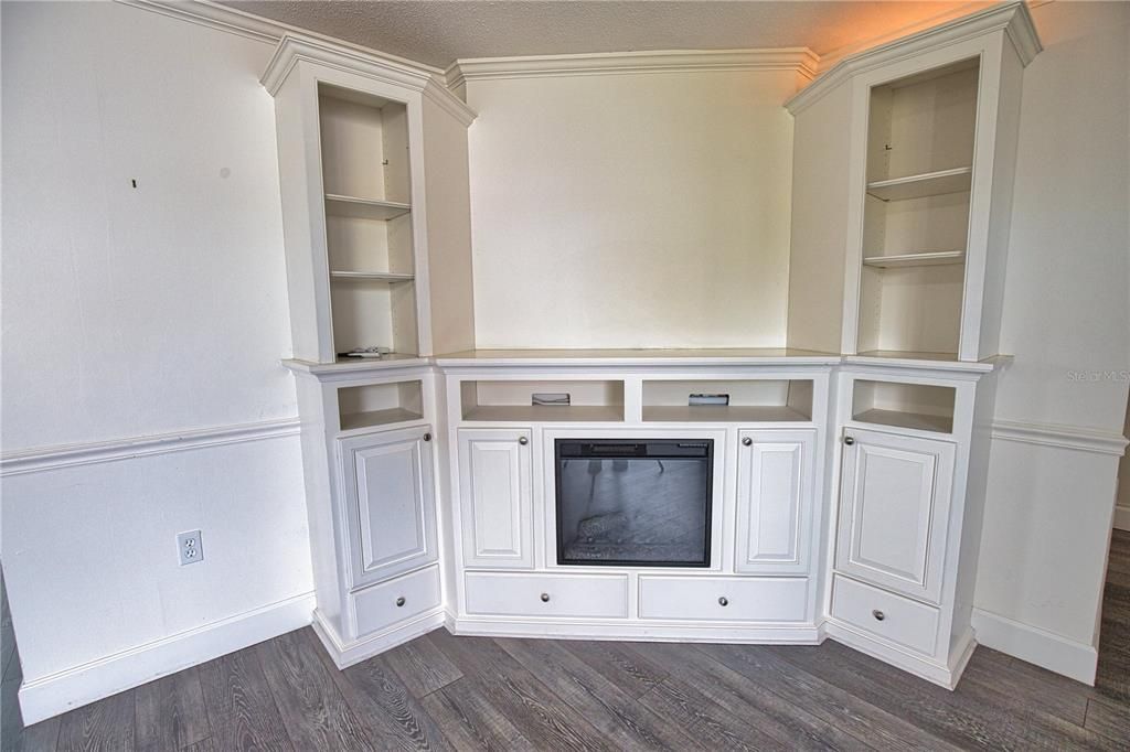 For Sale: $299,990 (2 beds, 2 baths, 1217 Square Feet)