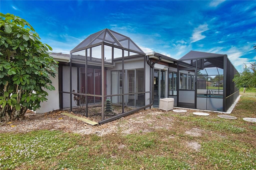 For Sale: $299,990 (2 beds, 2 baths, 1217 Square Feet)