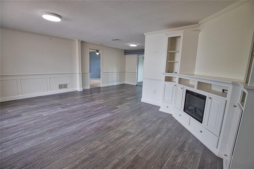 For Sale: $299,990 (2 beds, 2 baths, 1217 Square Feet)