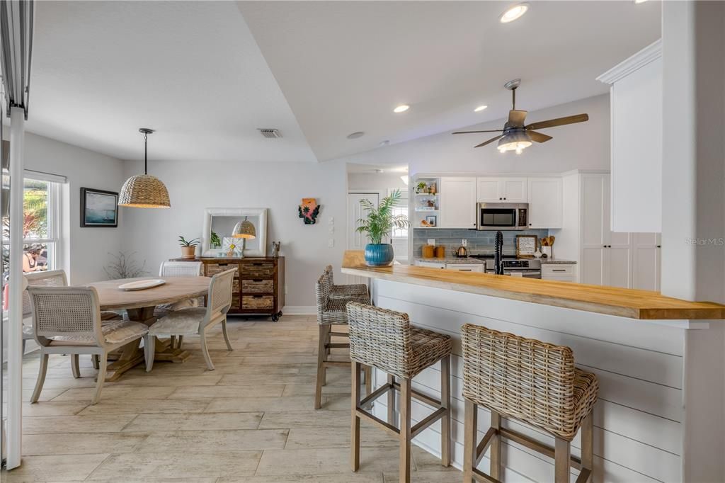 En Venta: $700,000 (5 camas, 3 baños, 2090 Pies cuadrados)