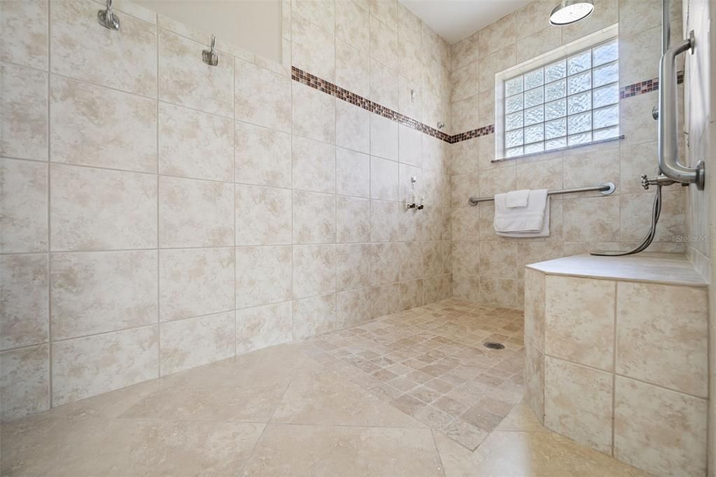 Activo con contrato: $375,000 (3 camas, 2 baños, 1628 Pies cuadrados)