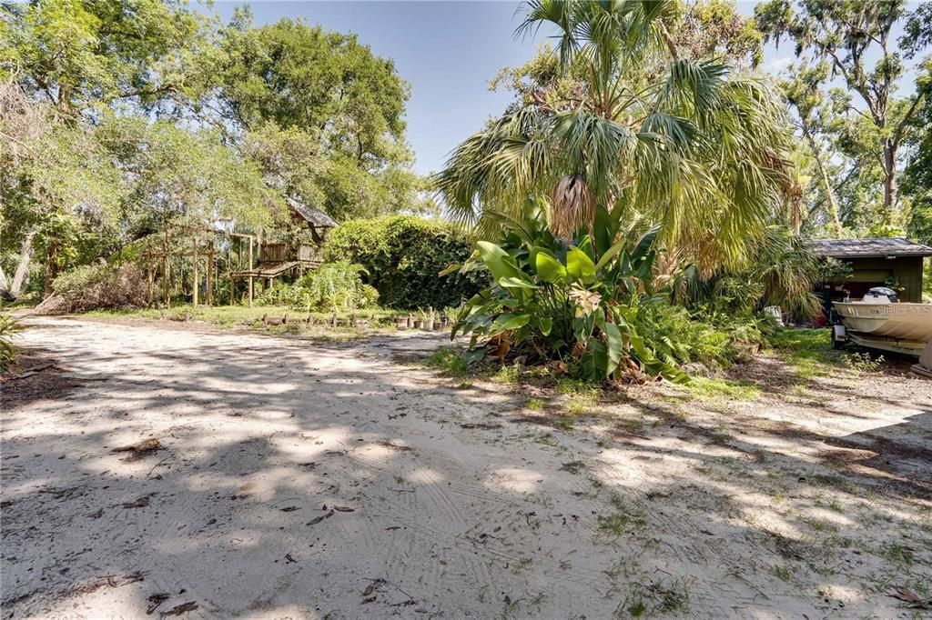 For Sale: $849,000 (5 beds, 4 baths, 2660 Square Feet)