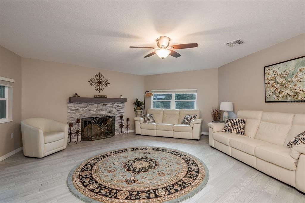 En Venta: $875,000 (4 camas, 2 baños, 2690 Pies cuadrados)