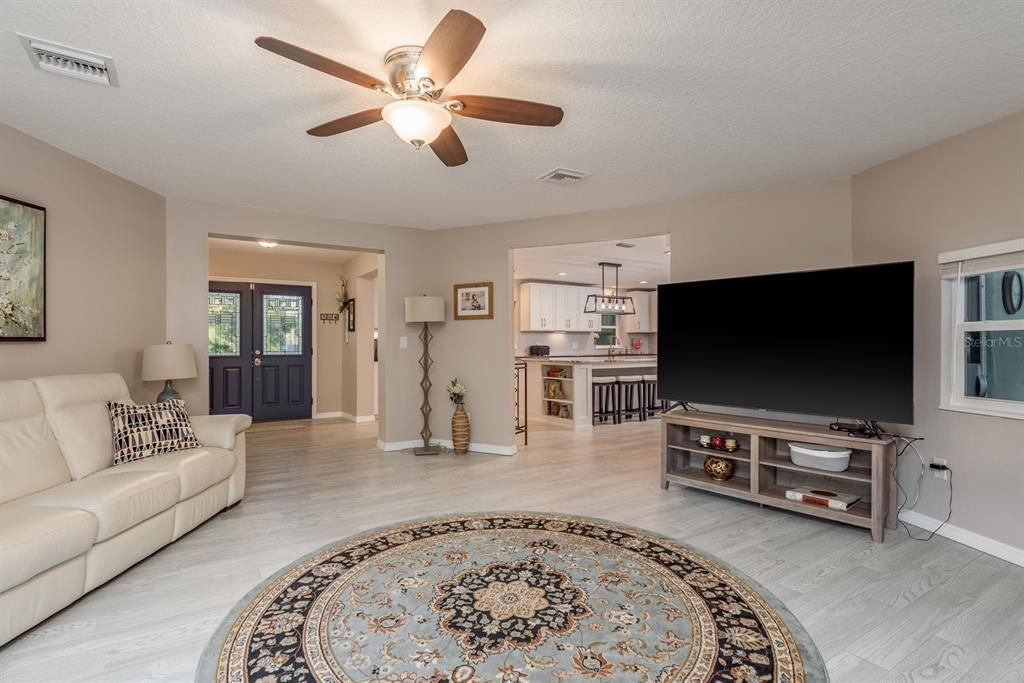 En Venta: $875,000 (4 camas, 2 baños, 2690 Pies cuadrados)