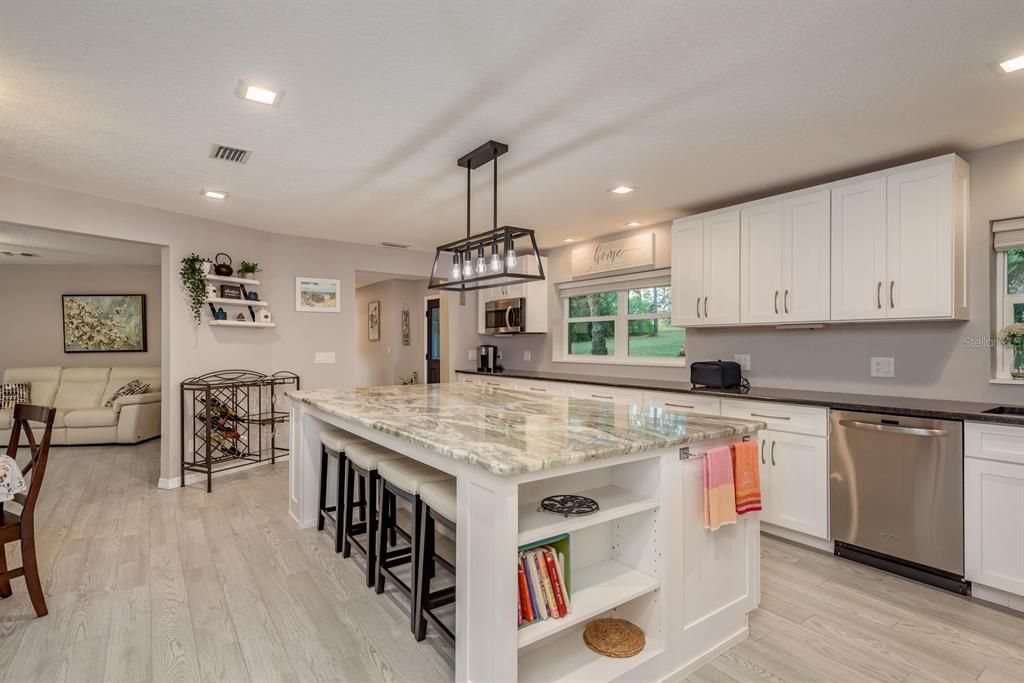 En Venta: $875,000 (4 camas, 2 baños, 2690 Pies cuadrados)