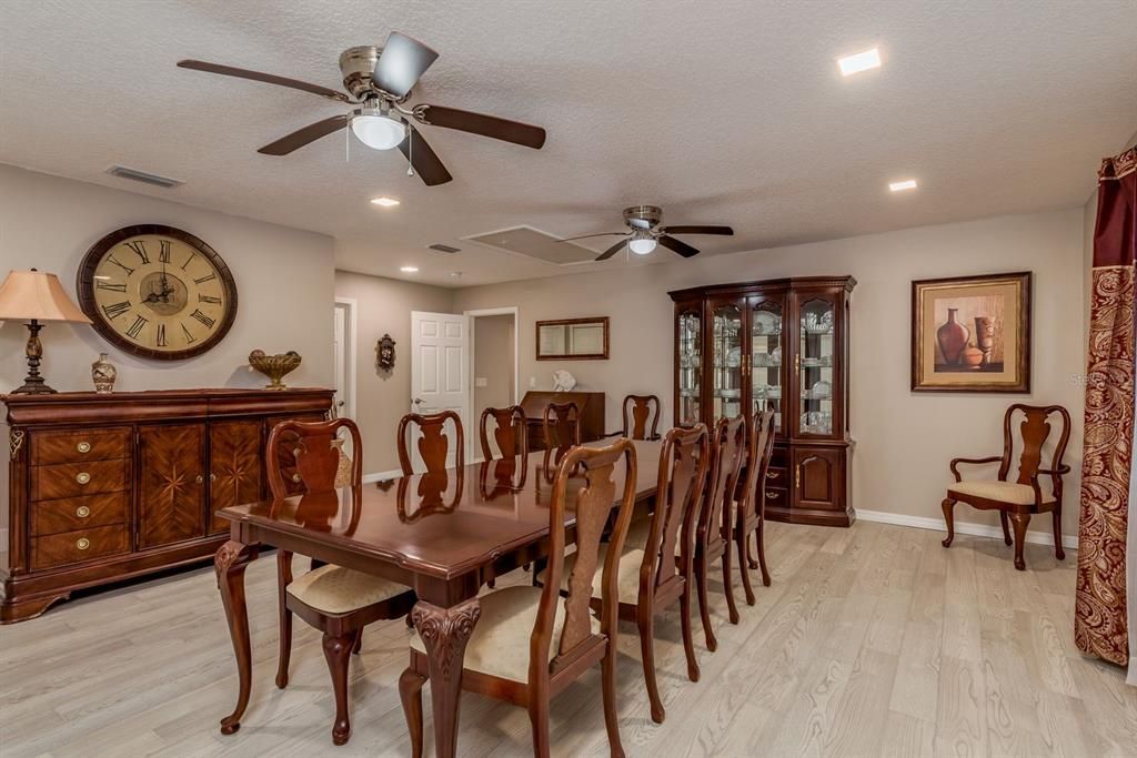 En Venta: $875,000 (4 camas, 2 baños, 2690 Pies cuadrados)