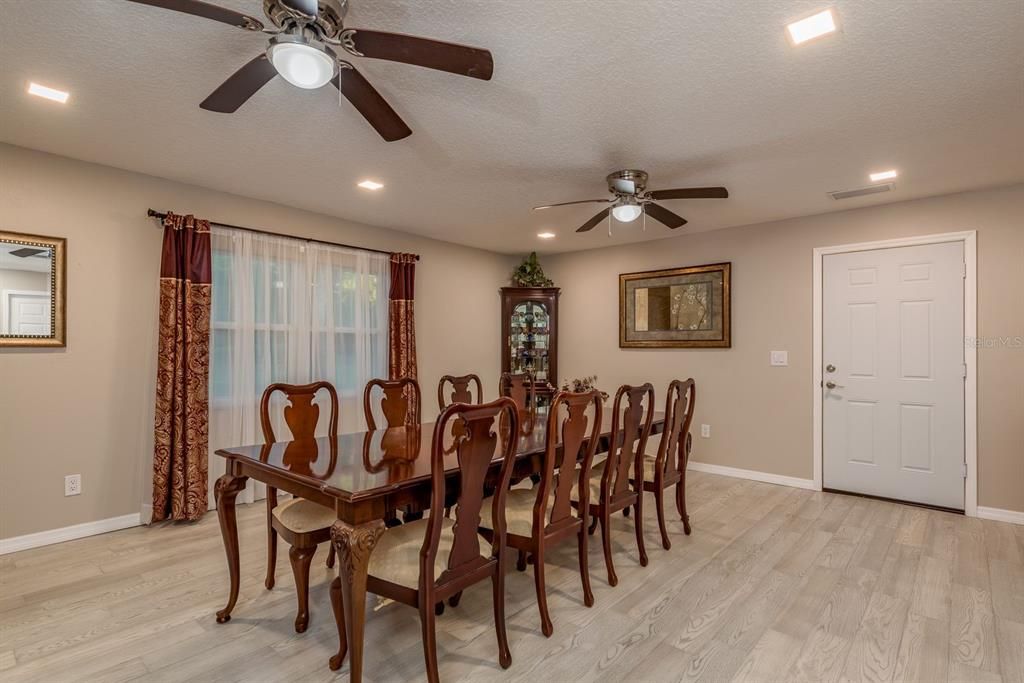 En Venta: $875,000 (4 camas, 2 baños, 2690 Pies cuadrados)