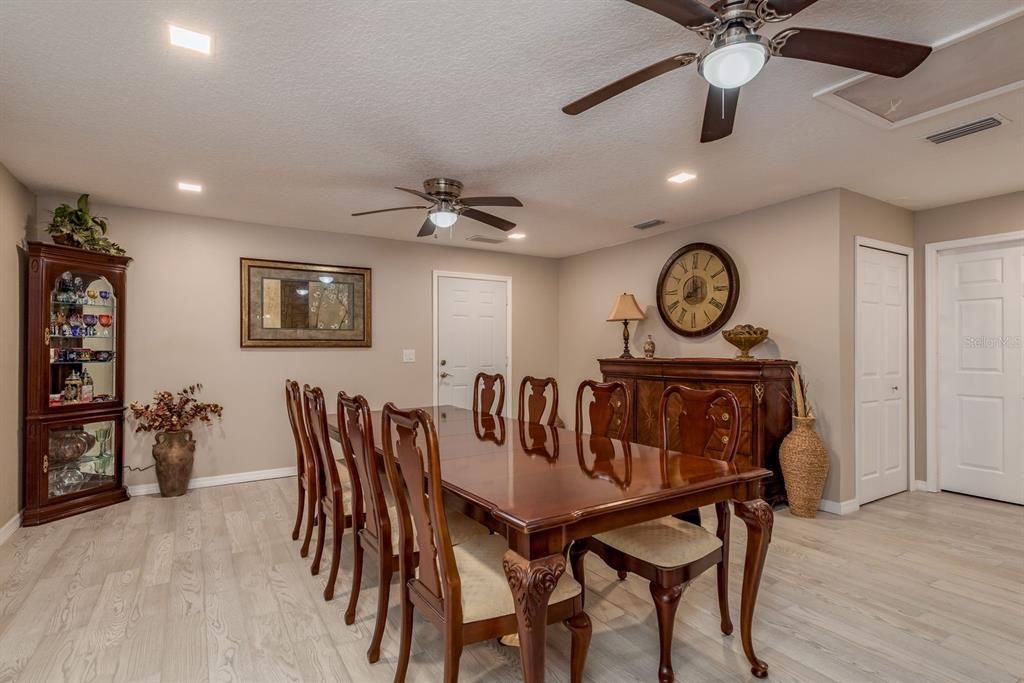 En Venta: $875,000 (4 camas, 2 baños, 2690 Pies cuadrados)