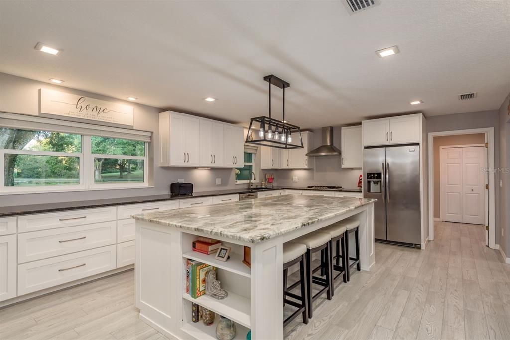 En Venta: $875,000 (4 camas, 2 baños, 2690 Pies cuadrados)