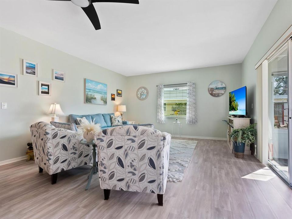 For Sale: $335,000 (2 beds, 2 baths, 1155 Square Feet)