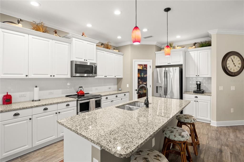 Под контрактом: $465,000 (3 спален, 2 ванн, 2226 Квадратных фут)