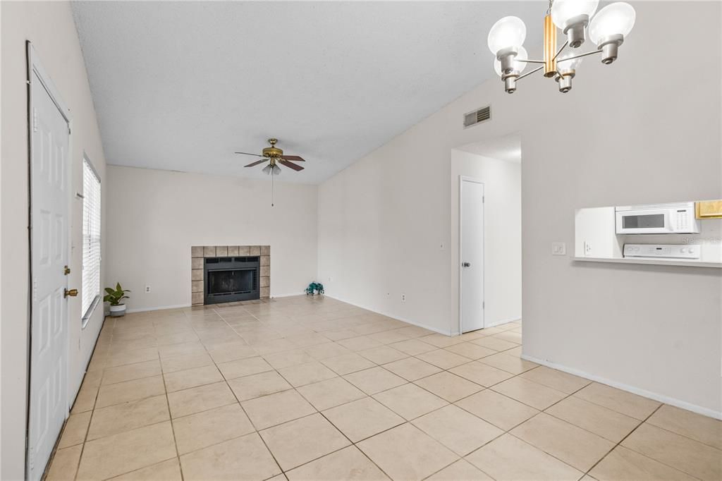 For Sale: $145,000 (2 beds, 2 baths, 912 Square Feet)