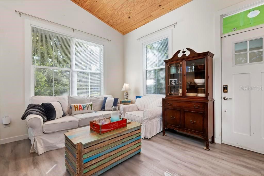 待售: $237,000 (2 贝兹, 1 浴室, 704 平方英尺)