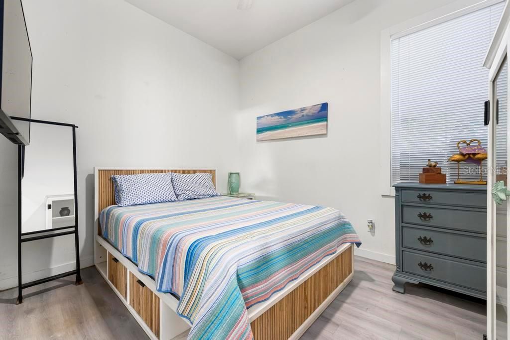 待售: $237,000 (2 贝兹, 1 浴室, 704 平方英尺)