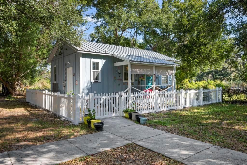 待售: $237,000 (2 贝兹, 1 浴室, 704 平方英尺)